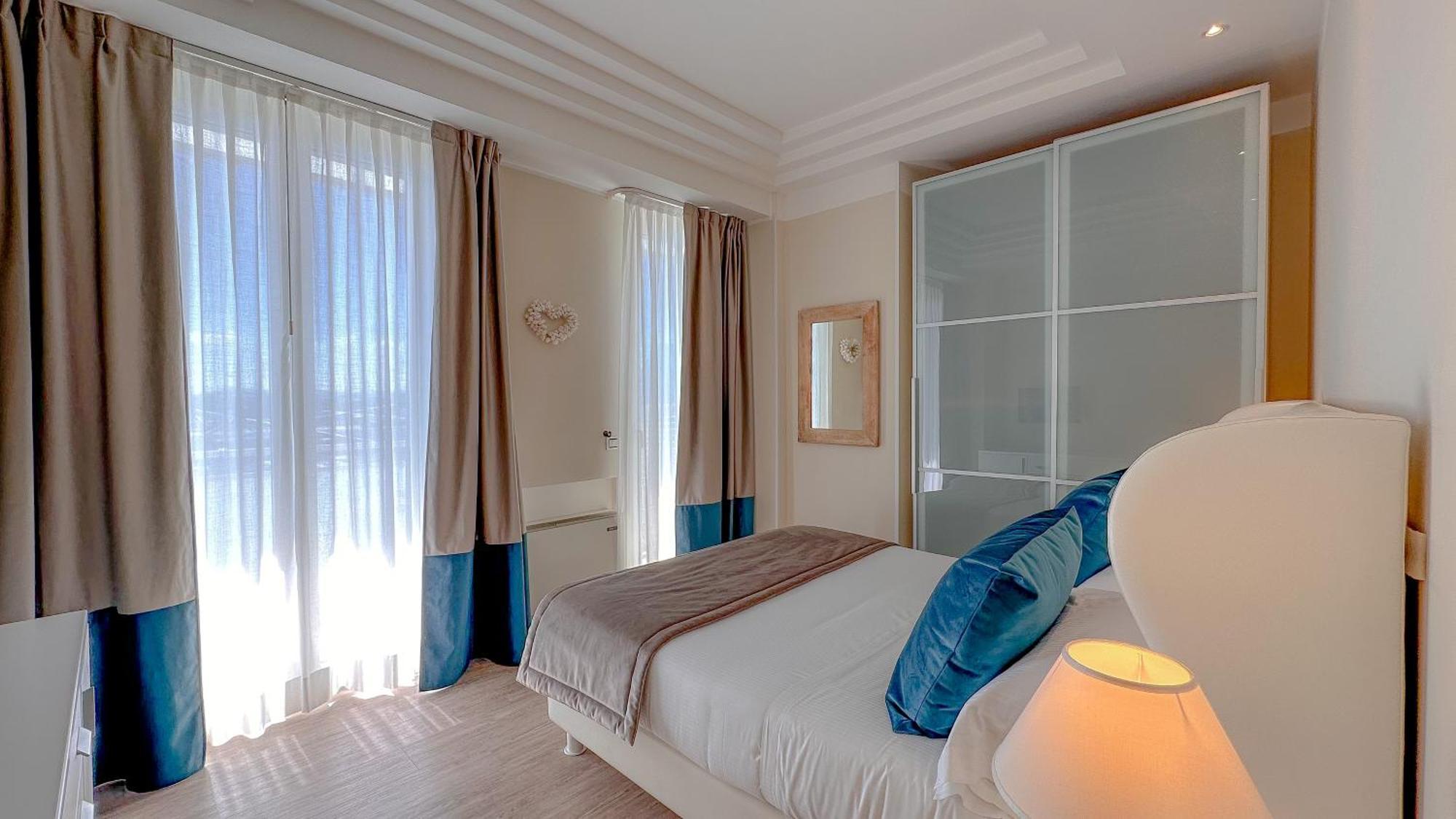 Residence Lungomare - Charming Apartments Riccione Szoba fotó