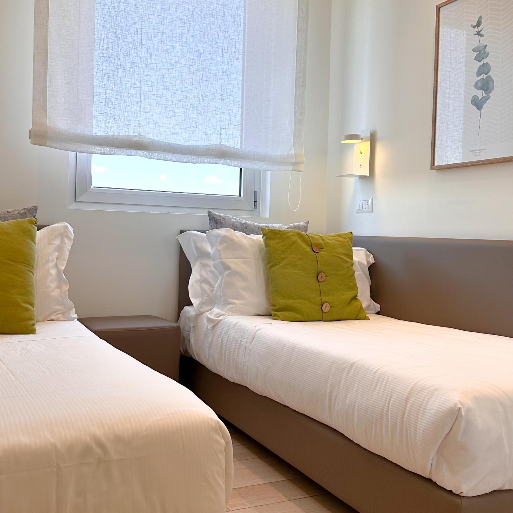 Residence Lungomare - Charming Apartments Riccione Szoba fotó